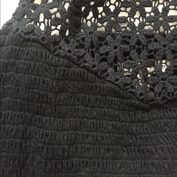 Black form fitting crop top with straps - Picture 2 of 4